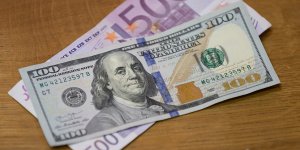 Курс доллара на Московской бирже вырос до 61 руб., евро снизился до 60,53 руб.     Рост доллара составил 40 коп., падение евро - 6,75 коп