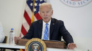 Конгрессвумен Кэммак предложила законодательно ограничить власть Байдена в США