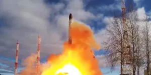 Правда ли, что одна российская ядерная ракета "Сармат" может уничтожить всю Японию? Способна ли система ПРО США перехватить ее?