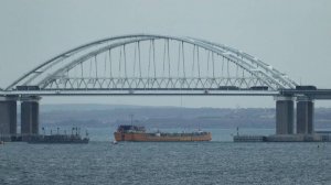 Потолок возможностей: Откуда возле Крымского моста появились странные баржи с зеркалами
