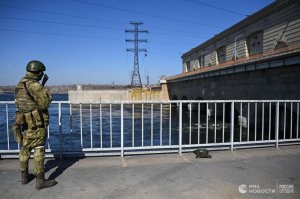 На Каховском водохранилище сбрасывают воду, чтобы снизить ущерб при разрушении ГЭС