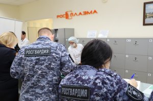 "Я могу спасти чью-то жизнь": сотрудники Росгвардии в Казани сдали плазму крови в канун 70-летия вневедомственной охраны
