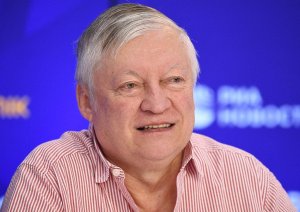 Анатолий Карпов находится в крайне тяжелом состоянии, он подключен к аппарату ИВЛ («Известия»)