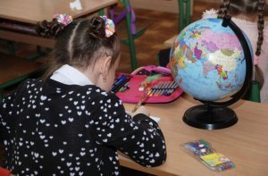 [Смотрит в книгу - видит фигу] Брак: 24% детей в России не приобретает в школе базовых навыков, мире 62% учеников ходит на уроки без всякого толка, в 36 странах – более 90%. Глупые дети?