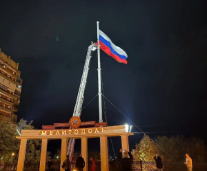 Российский триколор вернули на самый большой флагшток Запорожской области