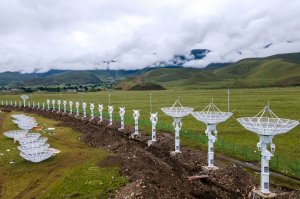 В Китае собрали самый большой радиотелескоп для наблюдений за Солнцем. Он состоит из 313 параболических антенн