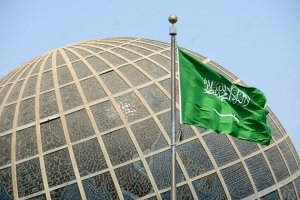 Саудовская Аравия опровергла новости о предполагаемом росте добычи нефти    (Эр-Рияд опроверг новости о том, что обсуждает в ОПЕК рост добычи нефти)