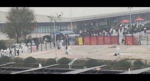 [эксплуатация трудового народа] Производство iPhone 14 вновь под угрозой. На крупнейшем китайском заводе Foxconn, производящем технику Apple, начались протесты