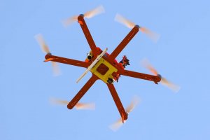 Гексакоптер "Шершень" для разгона толпы испытали на 100 добровольцах