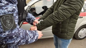 В Казани задержали неадекватного гражданина с ножом и пистолетом, ранившего прохожего