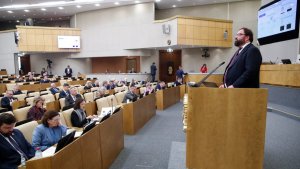 Порядка 100 тыс. IT-специалистов покинули РФ в этом году. Минцифры против жестких ограничений на "удаленку" для таких специалистов - Шадаев