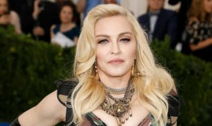 Мадонна сняла на видео, как жует и выплевывает украинский флаг