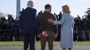 Пятничное:  Американцев взволновал Байден, кладущий руку на ягодицы Зеленского В  (США сочли, что Байден имел тайные сексуальные фантазии, когда клал руку на ягодицы Зеленского)