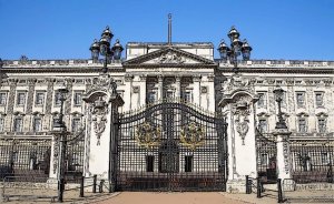 Король Великобритании Карл III отправил родного брата в опалу и выгнал его из дворца