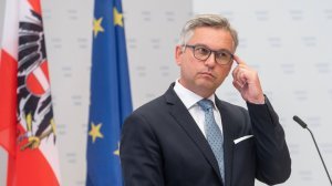 Один высокопоставленный австриец разбил голову, упав с электросамоката