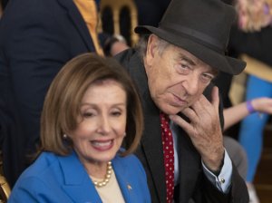 Нэнси Пелоси провела ритуал против злых духов после налета на дом