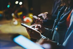 Поставки смартфонов в мире рекордно обвалились