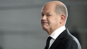 Шольц заявил, что намерен продолжать созваниваться с Путиным