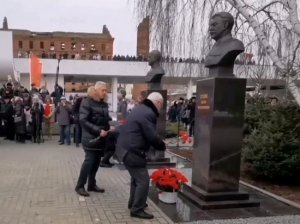 В центре Волгограда открыли бюсты трех полководцев: Иосифа Сталина, Георгия Жукова и Александра Василевского
