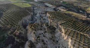 Гигантский разлом шириной свыше 200 метров появился после землетрясения в Турции