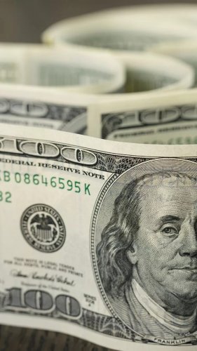 Курс доллара в ходе торгов поднялся выше 74 рублей впервые с 25 апреля 2022 года