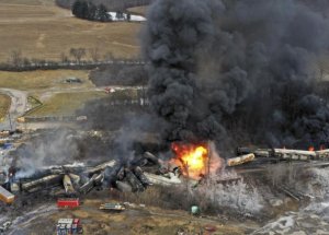 Поездопад и "второй Чернобыль": в США сошли с рельсов три поезда, перевозившие опасные химикаты