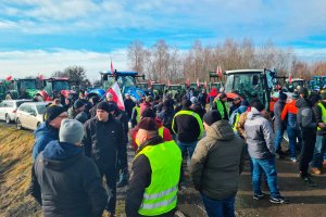 Польские фермеры начали протесты из-за ввоза зерна с Украины       (Фермеры перекрыли пункт пропуска на границе с Украиной из-за ввоза украинского зерна)