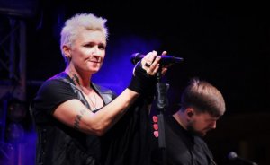 «Заукраинка» Арбенина гастролирует по России с помощью статусных друзей