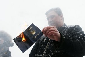 Умер севастопольский депутат, публично сжигавший паспорт Украины