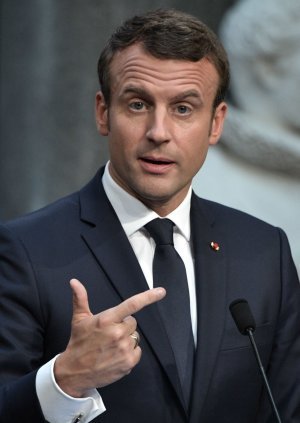 [УмИкронился] Опрос показал падение рейтинга Макрона до минимума за три года из-за пенсионной реформы: только 32% опрошенных французов удовлетворены его действиями на посту президента