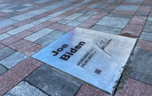 [20.02.20023. RIP Joe Biden]Имя Байдена увековечили на "Аллее смелости" в Киеве