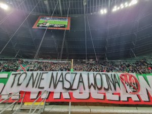 "Это не наша война"  В Польше разгорелся скандал из-за антиукраинского баннера  (Поляки проклинают в интернете братьев Кличко)