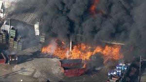 Крупный пожар произошел на заводе по производству металлоконструкций в г. Кливленд (США, штат Огайо)