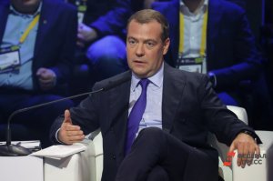 Медведев пообещал устроить «салют» в честь строительства завода танков на Украине