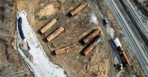 Грузовой поезд американской транспортной компании Norfolk Southern в субботу сошел с рельсов в округе Кларк (штат Огайо), жителей просят не приближаться к месту происшествия, сообщило NBC