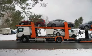 Власти Латвии начали передачу отобранных у пьяных водителей машин Украине