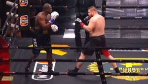 Боксер из США Джонсон попросил гражданство России, вопреки призывам Вашингтона