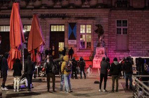 [Пролетарии всех стран соединяйтесь] МВД Франции сообщило, что в беспорядках участвуют погромщики из Греции, Италии и Германии