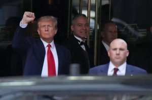 Дональда Трампа арестовали до выдвижения ему обвинений. После этого экс-президент США сможет свободно покинуть суд. Трамп заявил в суде, что не признает себя виновным ни по одному из 34 обвинений