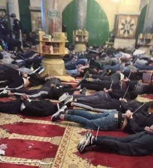 Израильские полицейские напали на палестинцев в мечети Аль-Акса в Иерусалиме