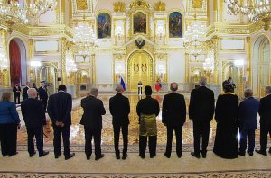 Путин рассказал иностранным послам о новой концепции внешней политики (Путин: Россия готова к диалогу со всеми странами и не собирается изолироваться)