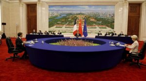 "Это же не Путин". Фото Макрона в Пекине рассмешило пользователей Сети