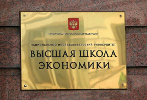 Толерантная Россия: сотрудник ВШЭ прихорашивается и рвётся в женский туалет