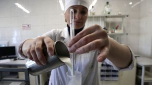 Ученые вводят мРНК в коровье молоко, чтобы "принудить к вакцинации" непривитых?