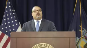 Обвинивший Трампа прокурор получил письмо с белым порошком, сообщили СМИ