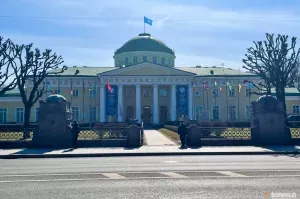 В центре Петербурга реет жёлто-синий флаг. «Фонтанка» нашла самое невоинственное место в стране.
