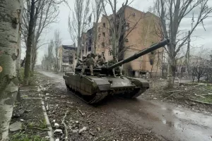 Старики встречают русских со слезами на глазах, воздух напичкан железом: Репортаж Александра Коца из центра Бахмута    (В «Артемовской мясорубке» Украина потеряла 32 тысячи человек убитыми)