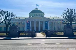 Флаг Украины упал на землю у Таврического дворца