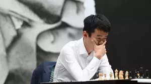 [7-7] Дин Лижэнь стал первым китайским чемпионом мира по шахматам. Он победил российского гроссмейстера Яна Непомнящего. Матч завершился победой китайского гроссмейстера на тай-брейке: 2,5-1,5