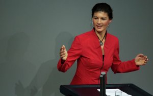 Spiegel: «неподходящая кандидатура» — Вагенкнехт выступила против присуждения Зеленскому премии за вклад в единство Европы